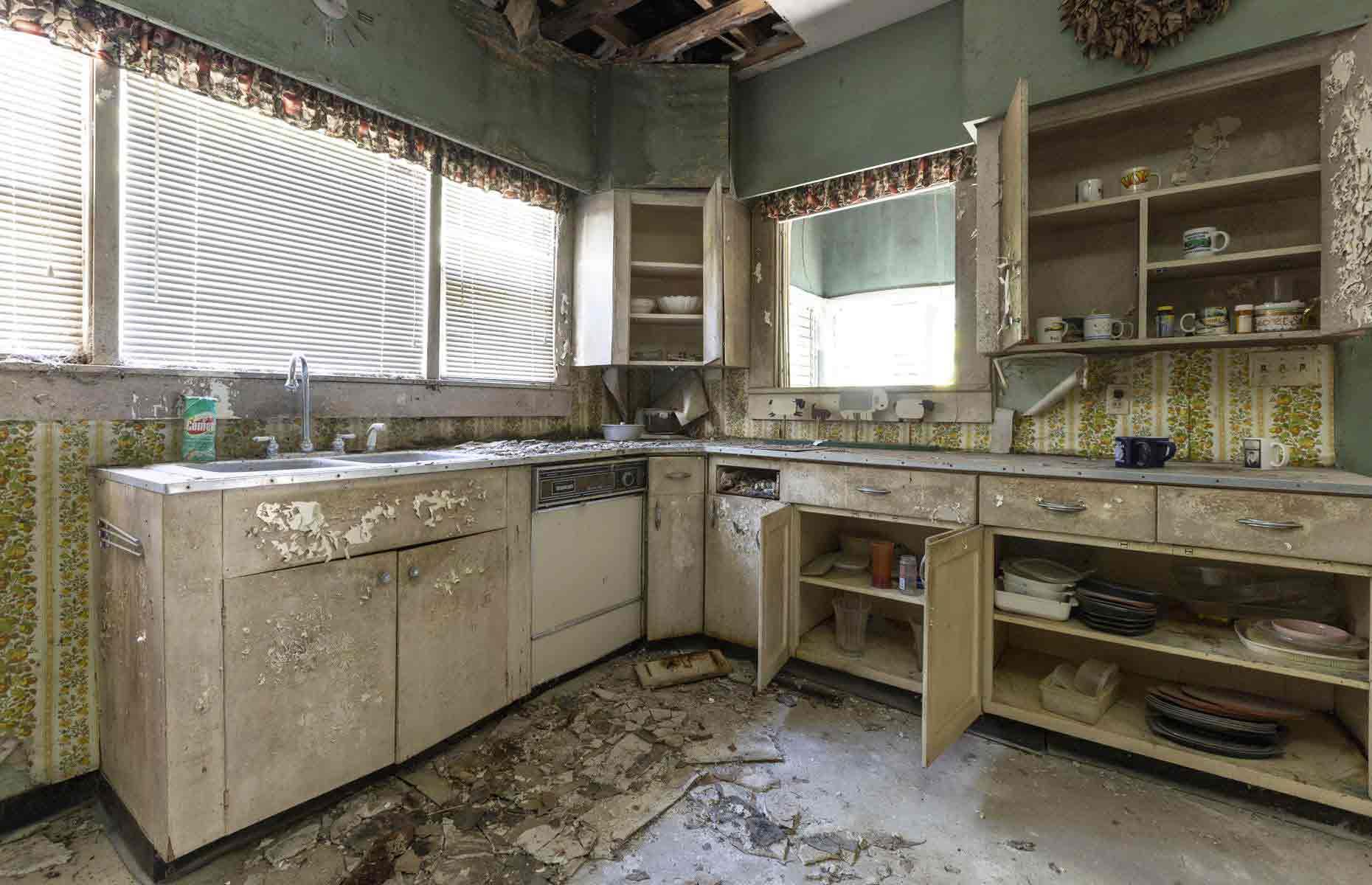 Crumbling kitchen