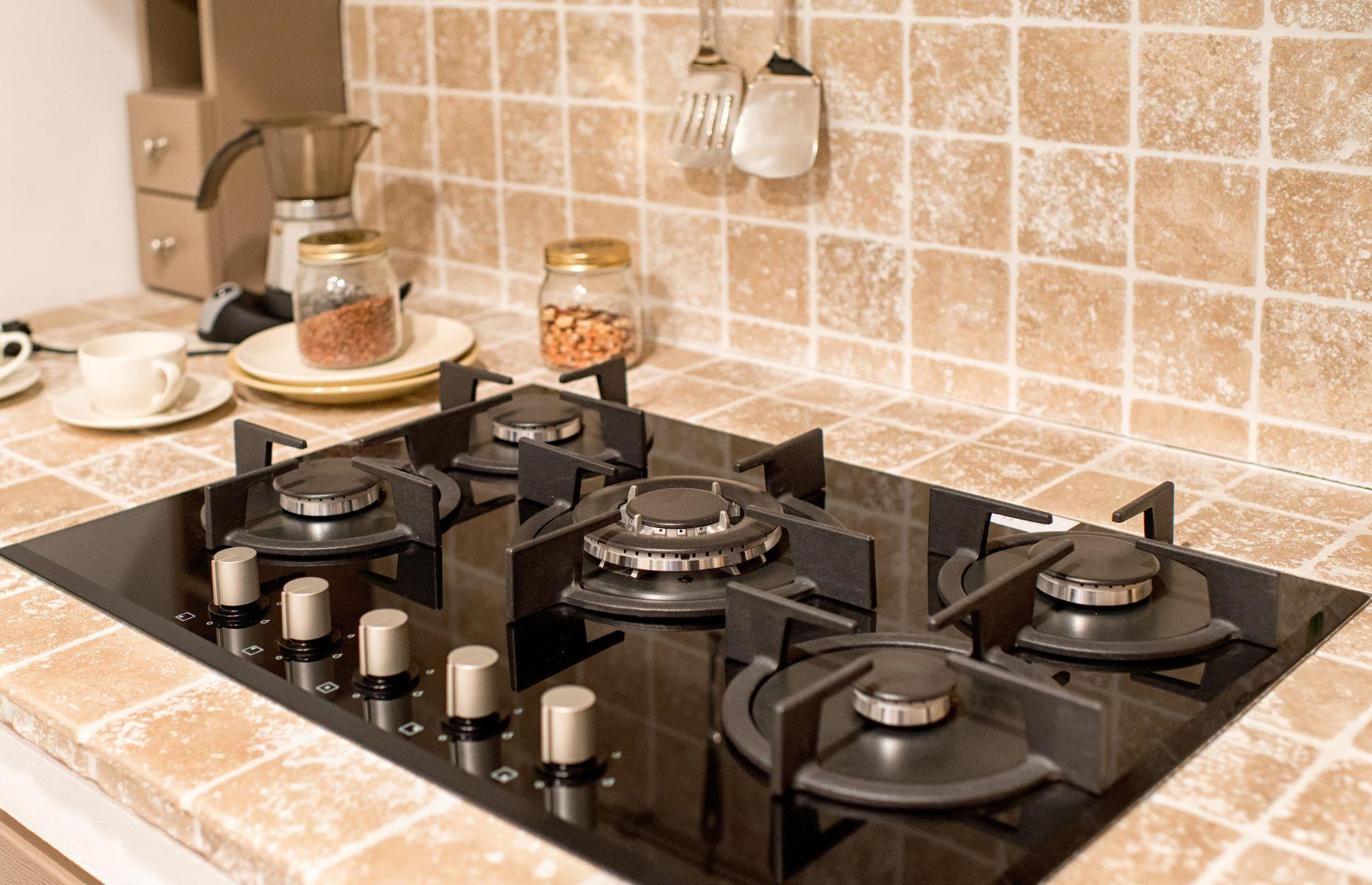 19. Tiled kitchen worktops