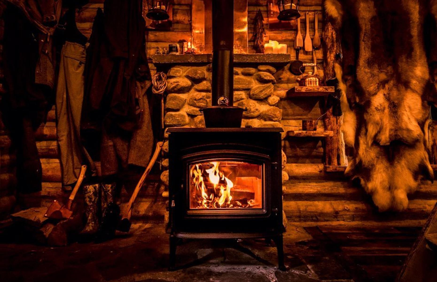 Una cabaña de madera autosuficiente en la naturaleza canadiense