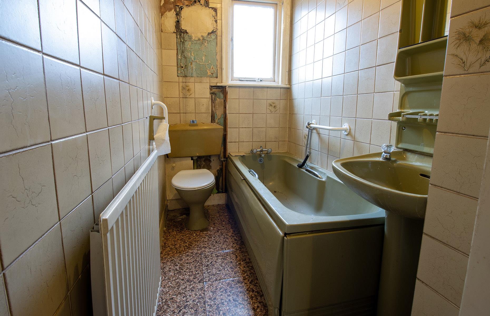 Avocado bathroom suites