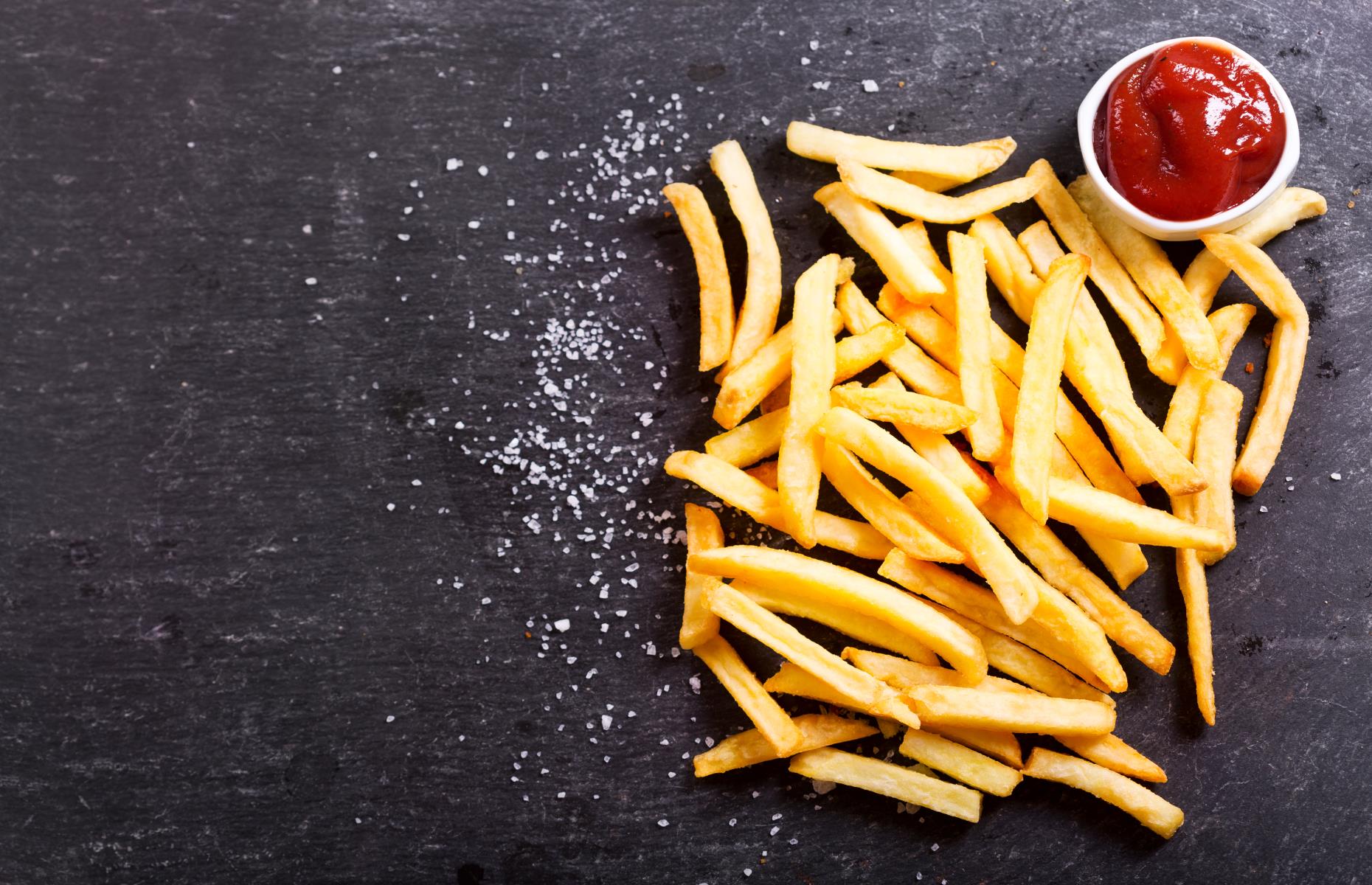 Poner salsas en las patatas fritas