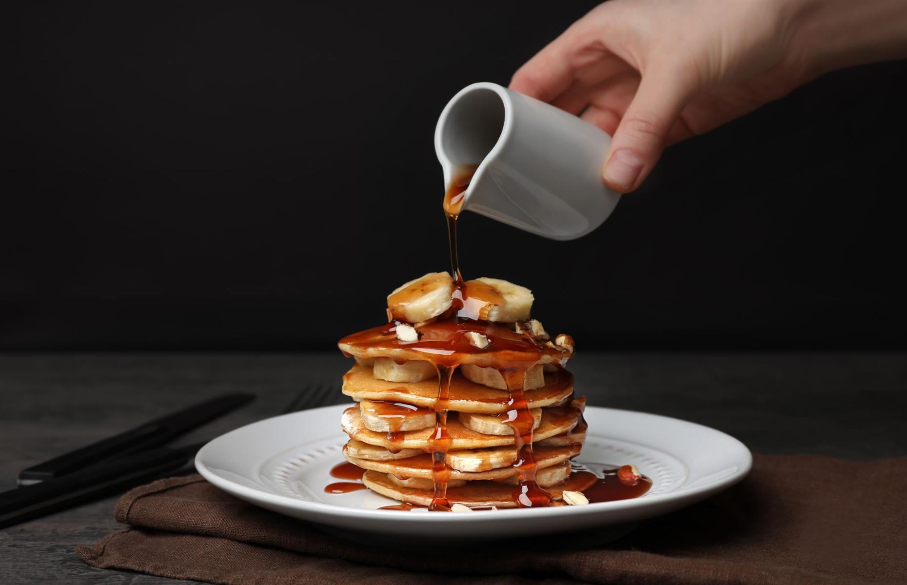 Canada: griddlecakes with maple syrup
