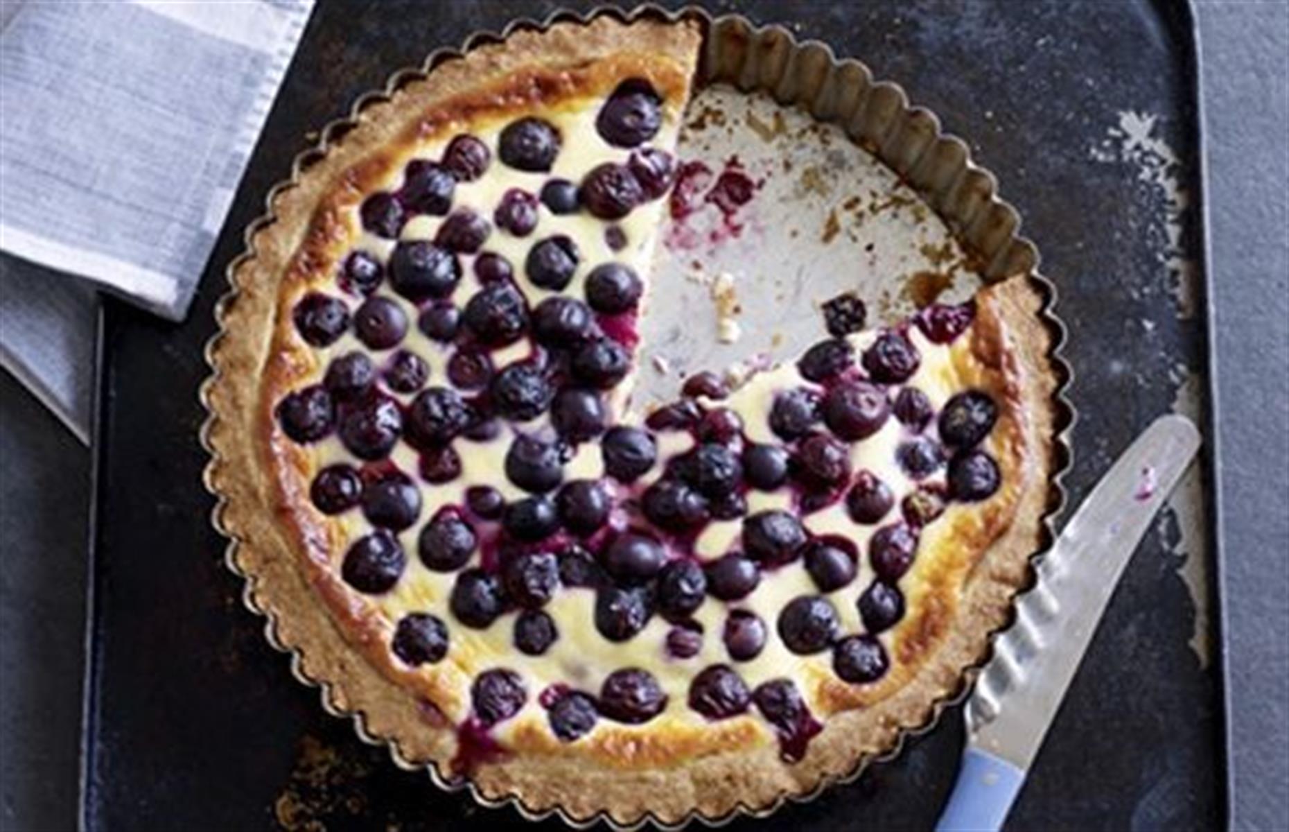 Blueberry tart with rye