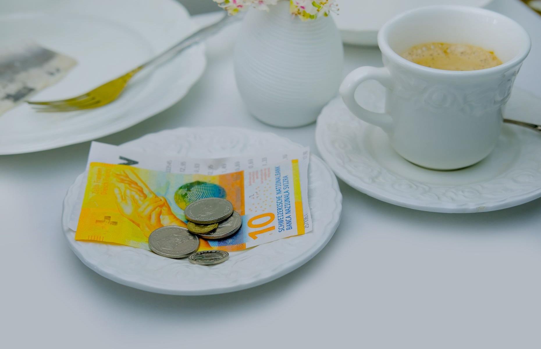 Dilemme du pourboire : en laisser un ou pas ?