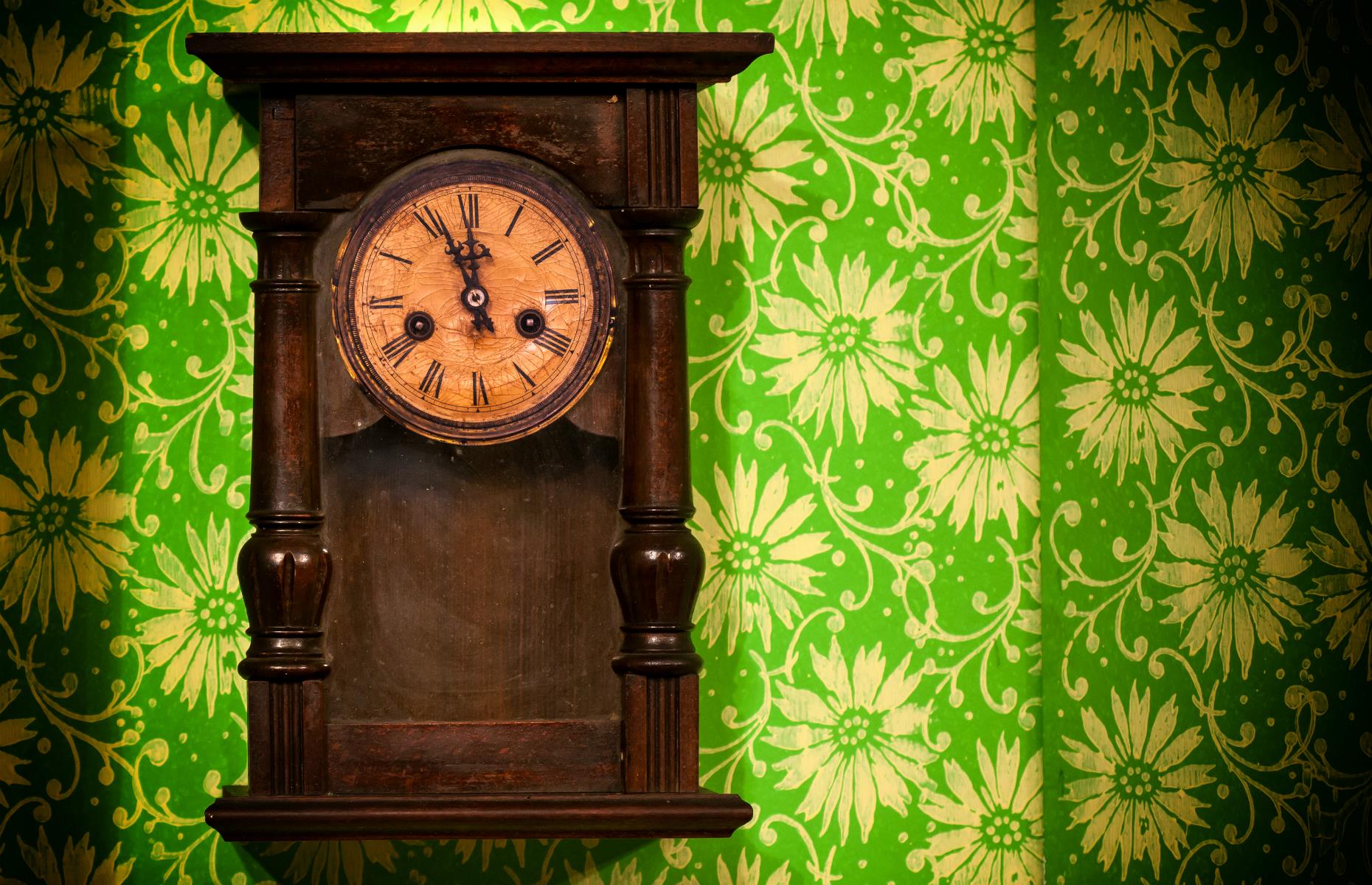 An old-fashioned clock