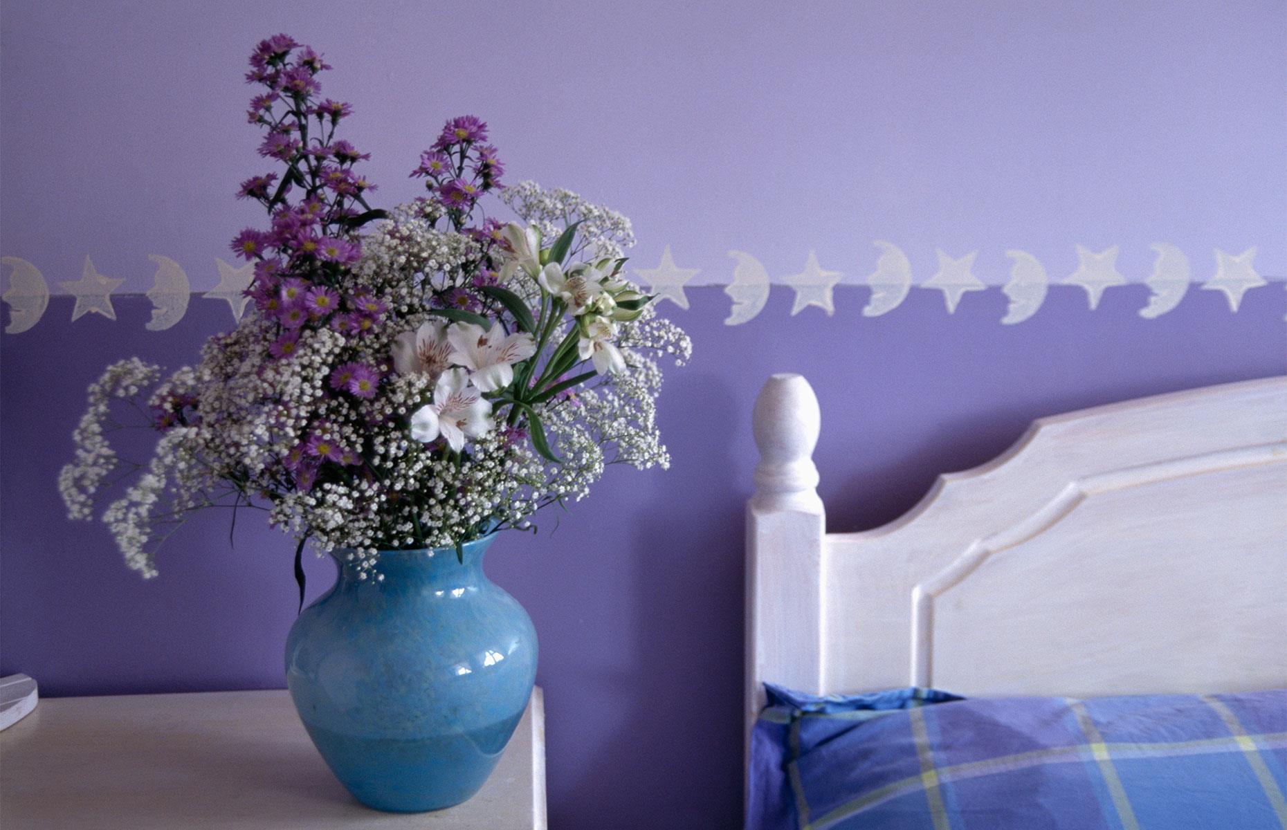 9. Rag-rolled and stencilled walls