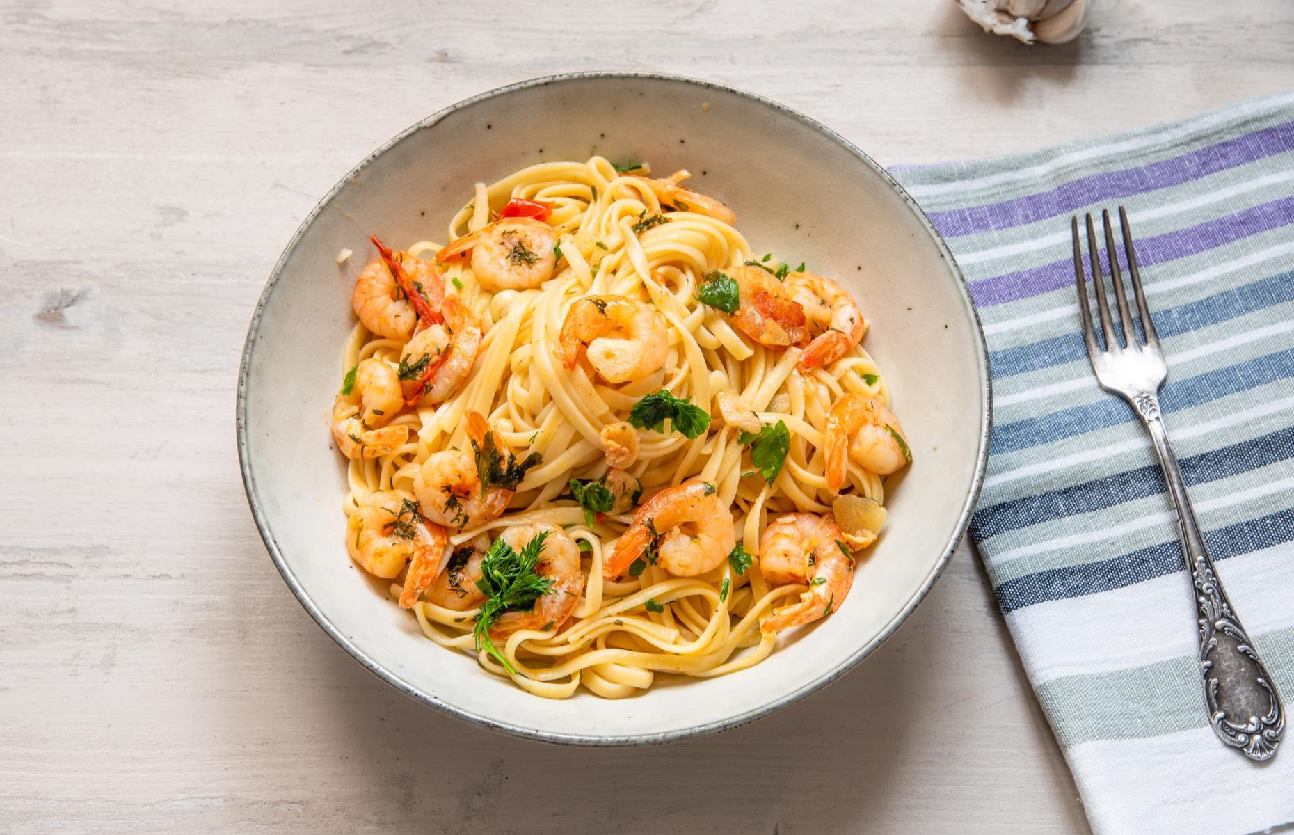 Pasta with leeks, chilli and prawns 