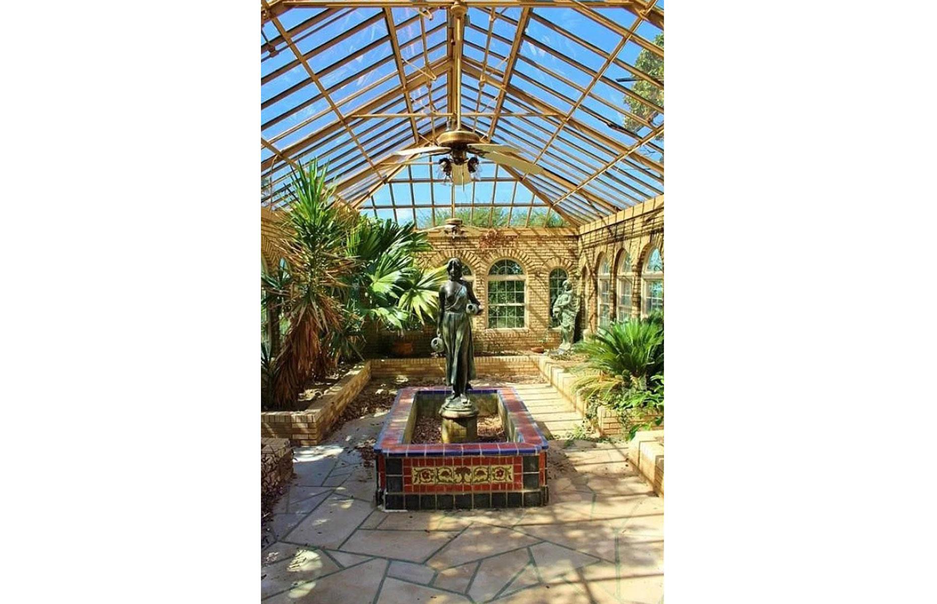Spellbinding solarium