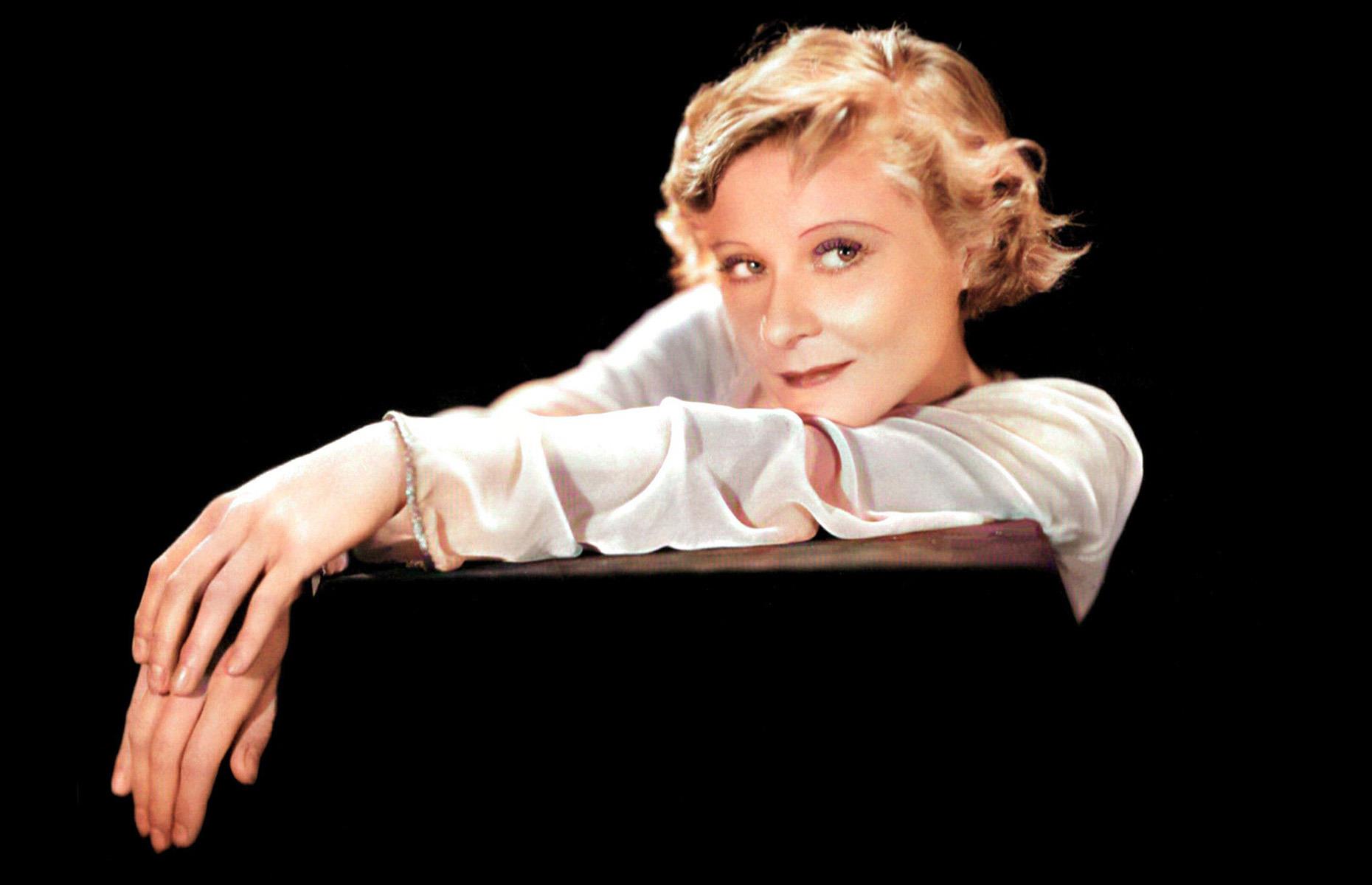 A Hollywood starlet jumped to her death from the top of 'H'