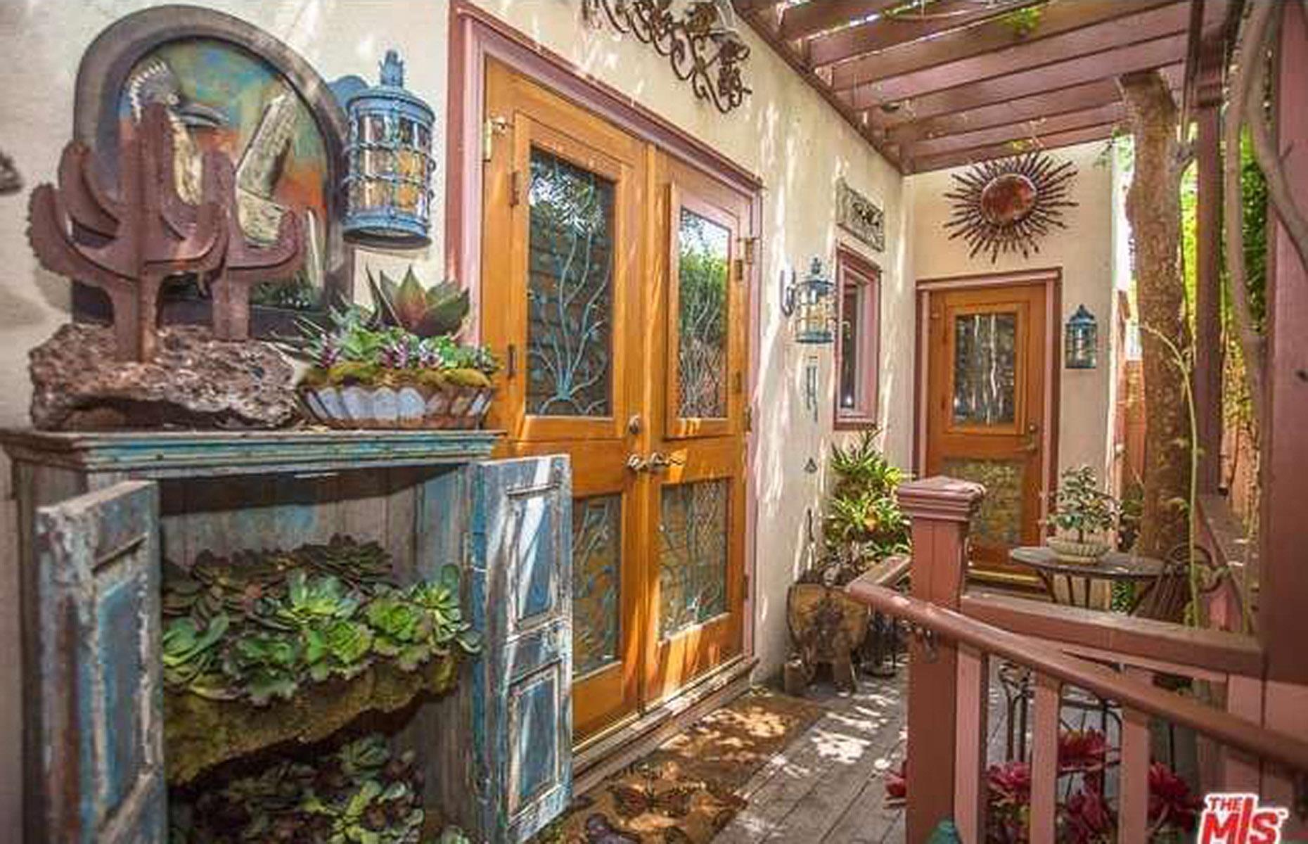 Dolly Parton: Bungalow in West Hollywood
