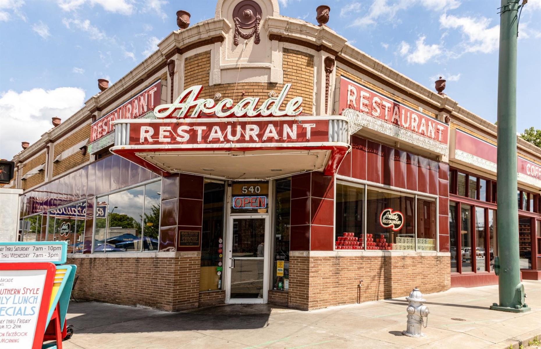 Tennessee: visit Elvis' favorite diner