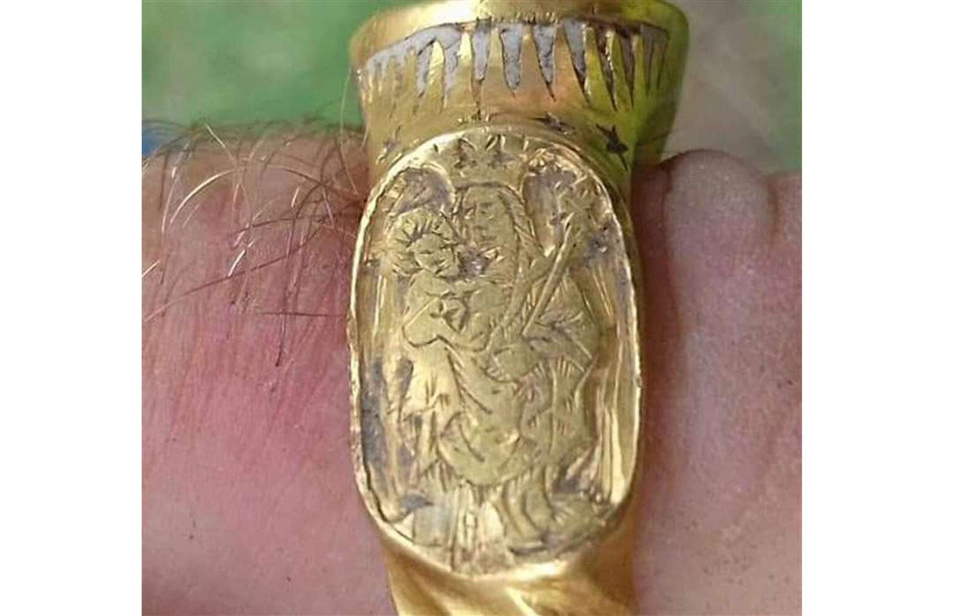 The 16th century gold bishop's ring