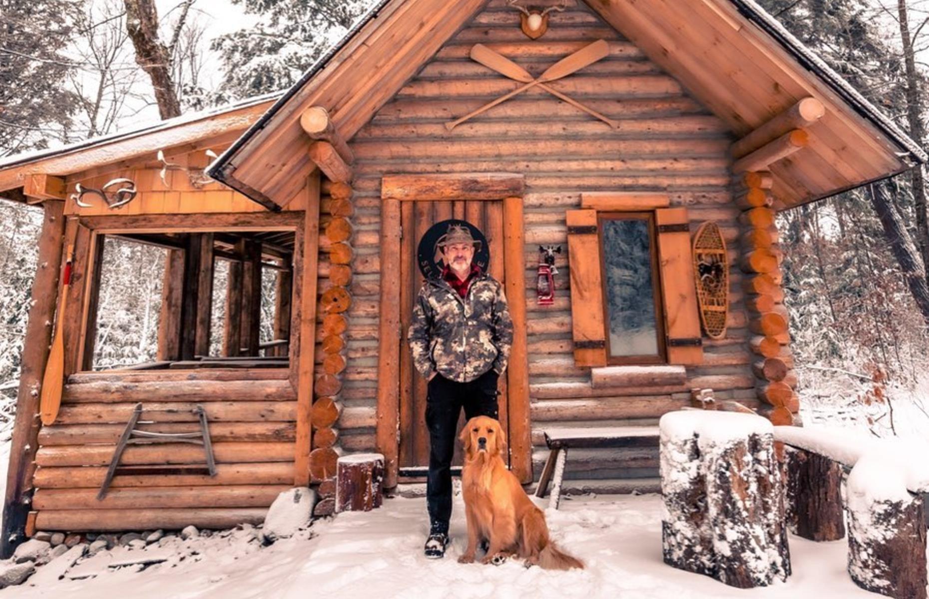 Una cabaña de madera autosuficiente en la naturaleza canadiense