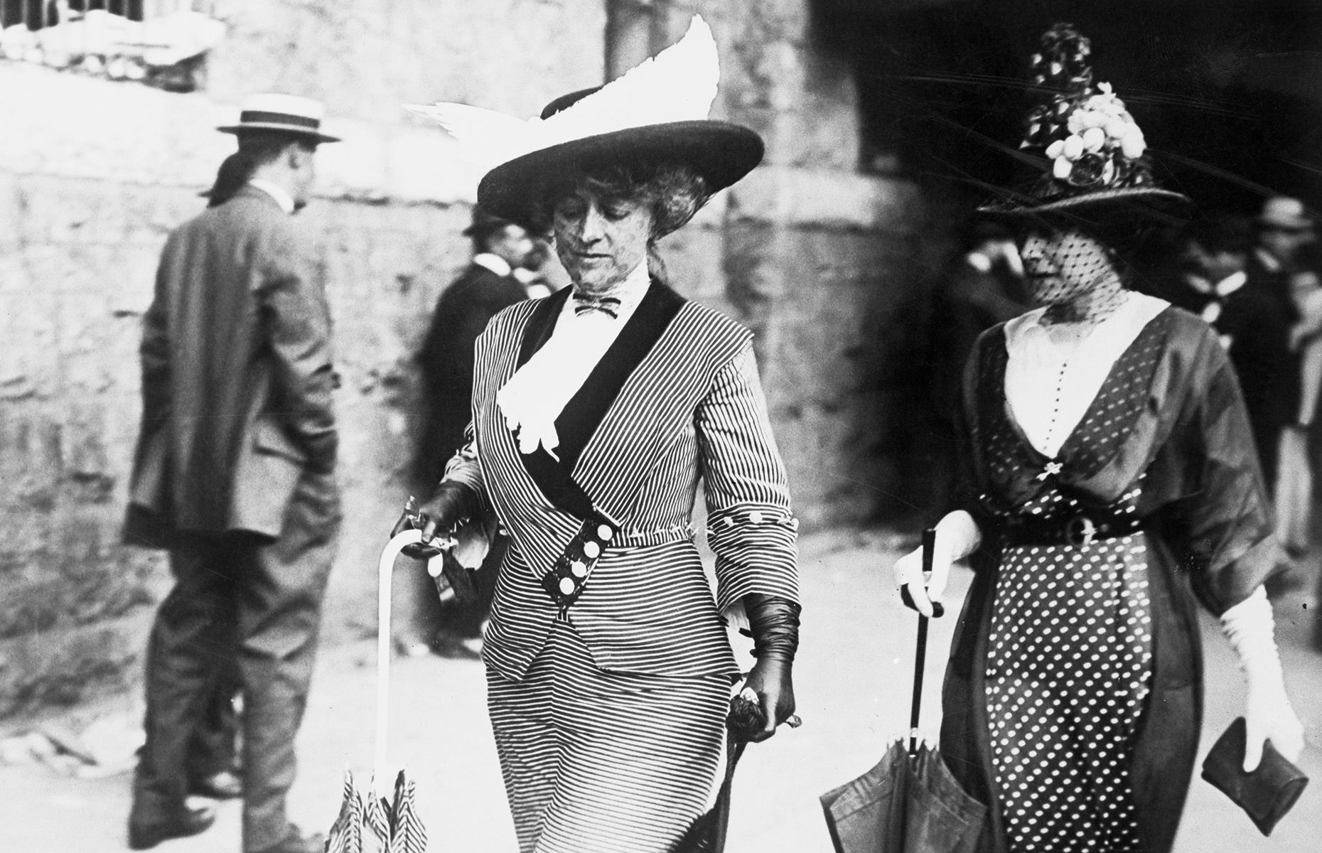 1890s: Anne Harriman Vanderbilt and Grace Vanderbilt display the era's fashions