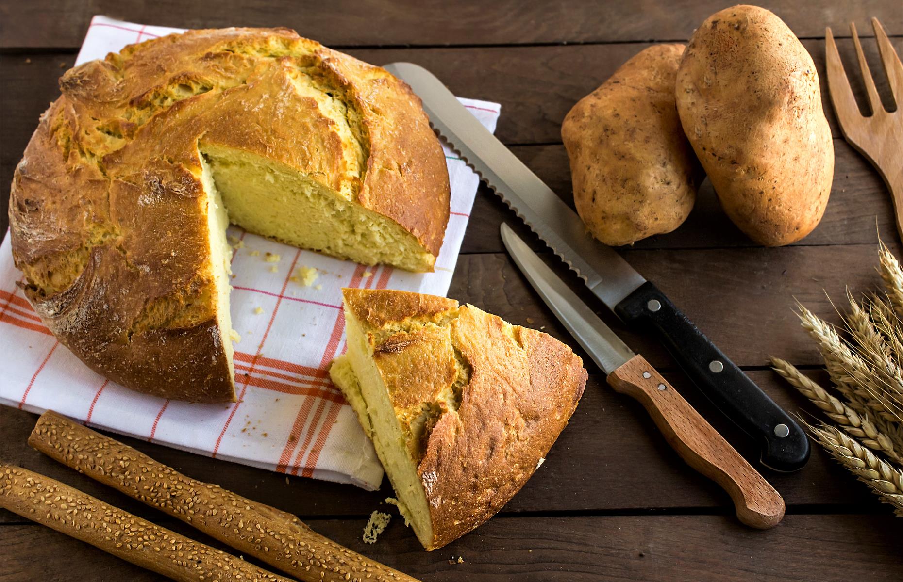 Хлеб с картошкой на сковороде. Кукурузный хлеб. Картофельный хлеб. Хорватский хлеб. Пресный хлеб.