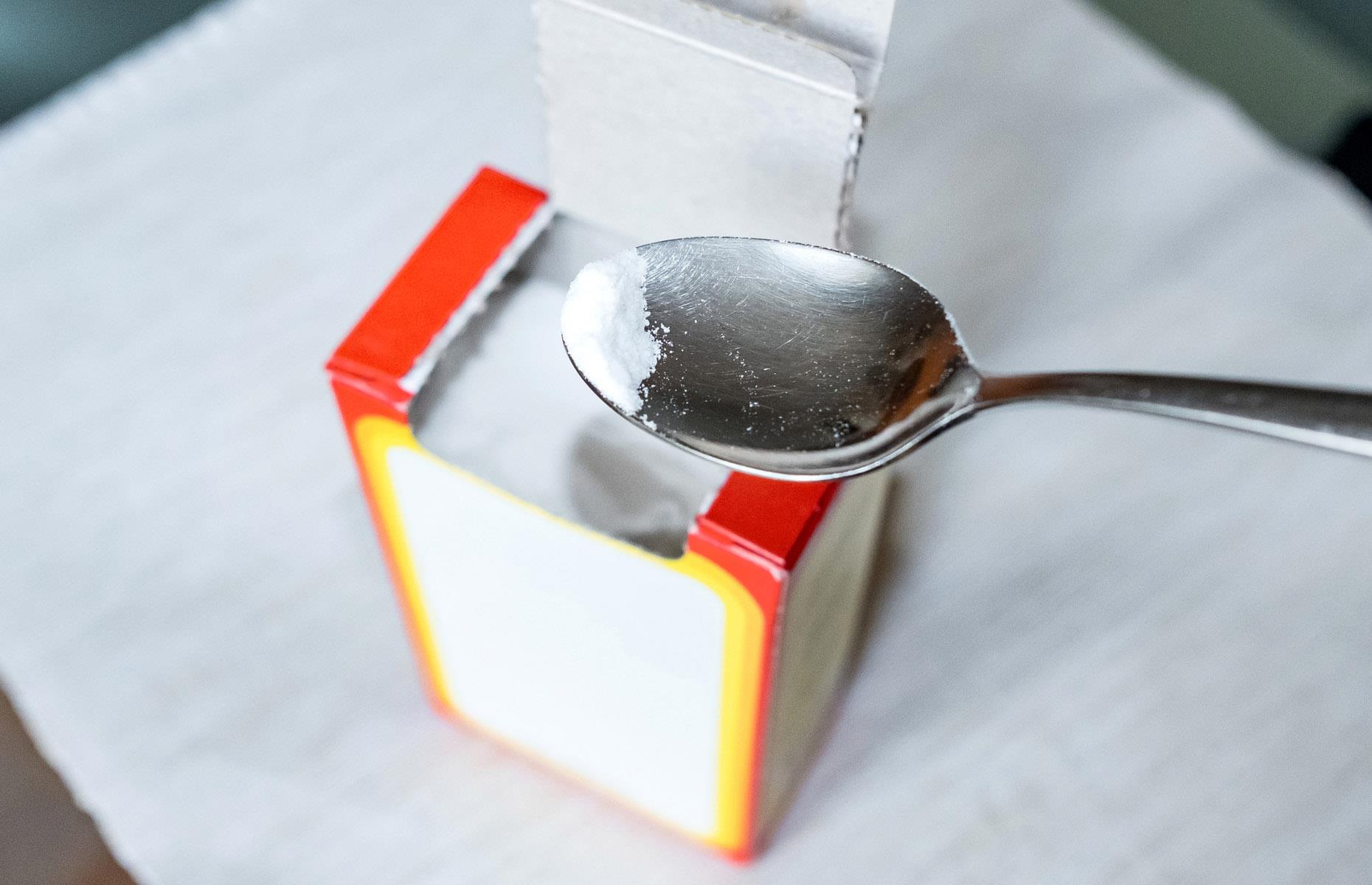 Remove fridge odours with baking soda