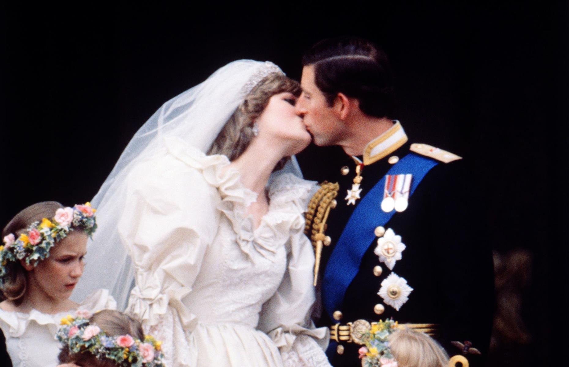 The kiss on the balcony