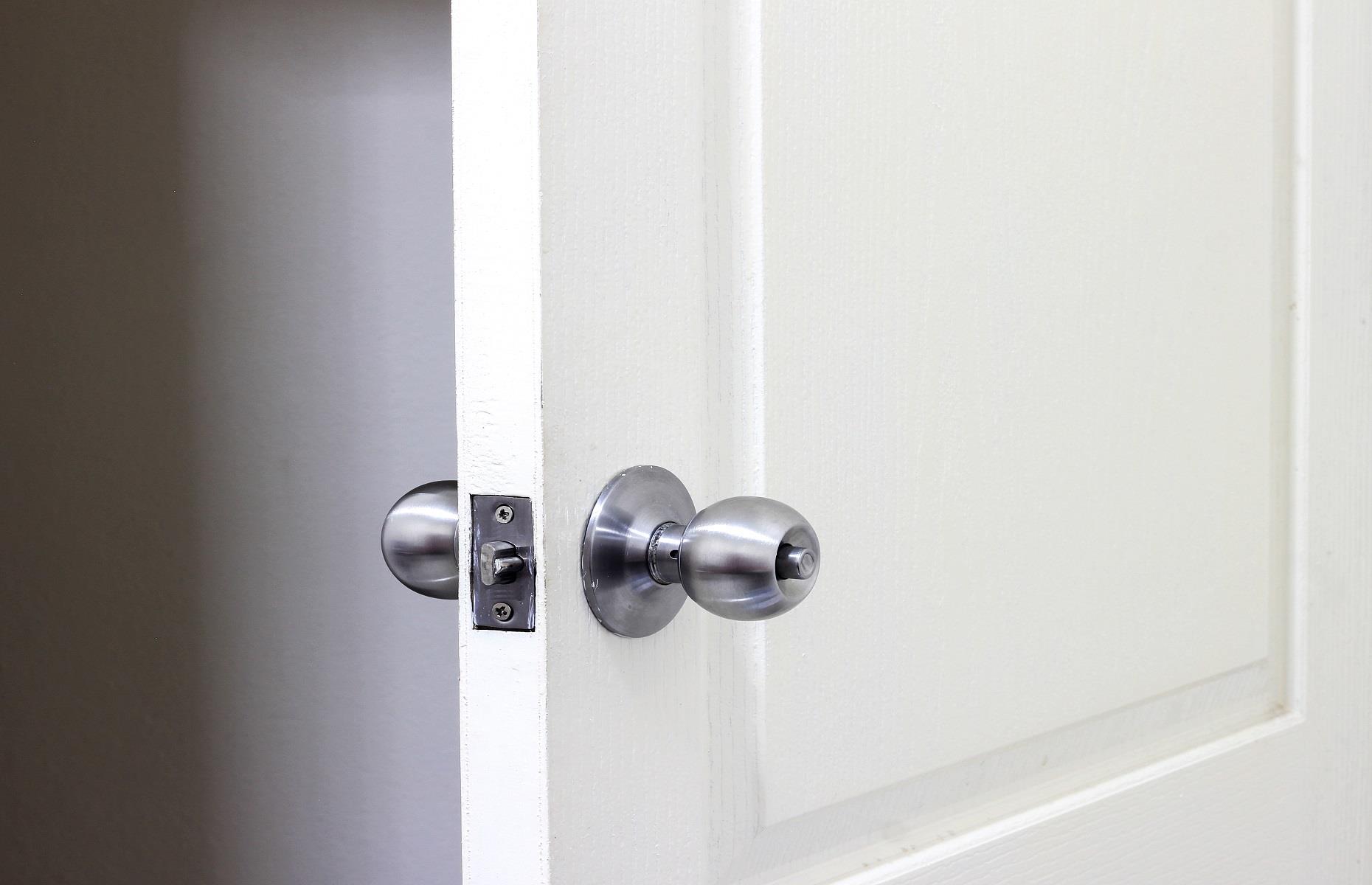 Door handles vs. door knobs: American