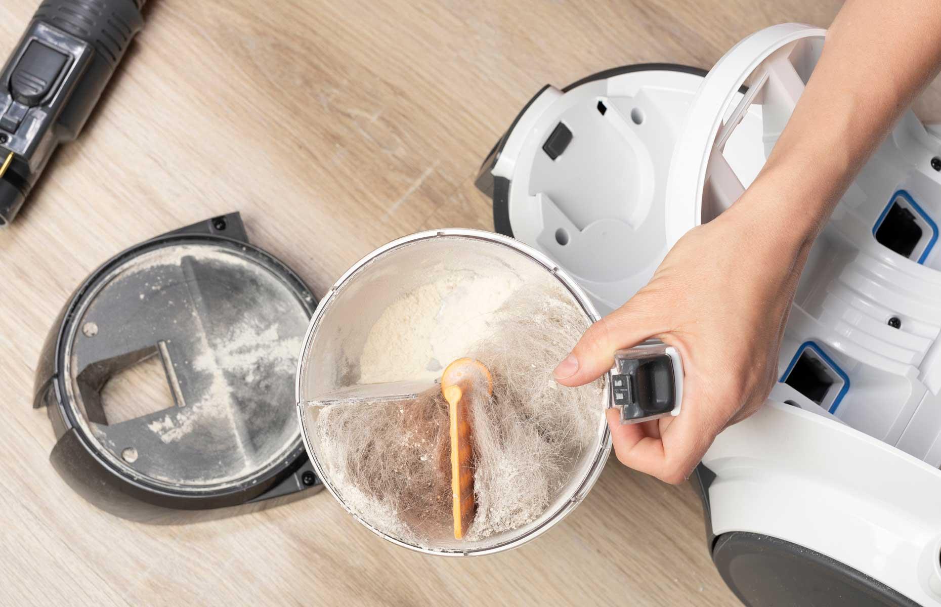 Empty the vacuum cleaner