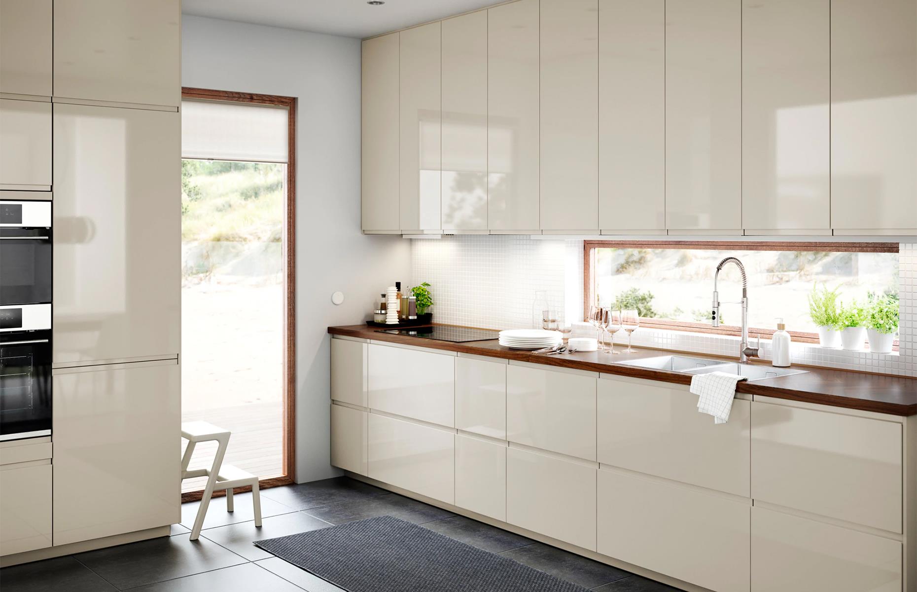 Streamlined gloss and walnut kitchen 