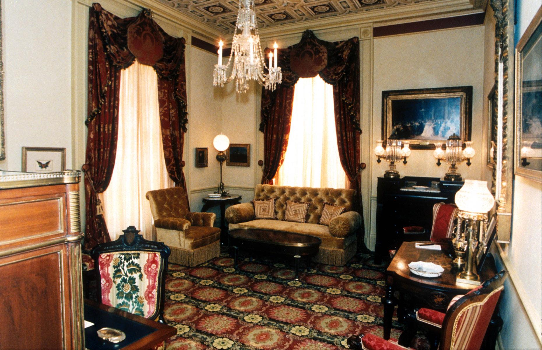 Lincoln Sitting Room 