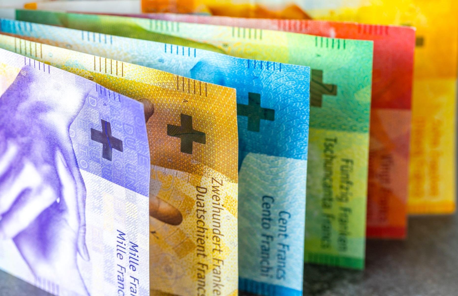 Les devises les plus fortes en 2024 et les raisons afférentes