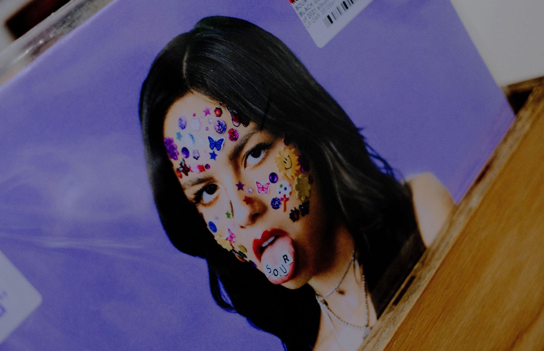 Which music artists are fuelling the vinyl resurgence? 
