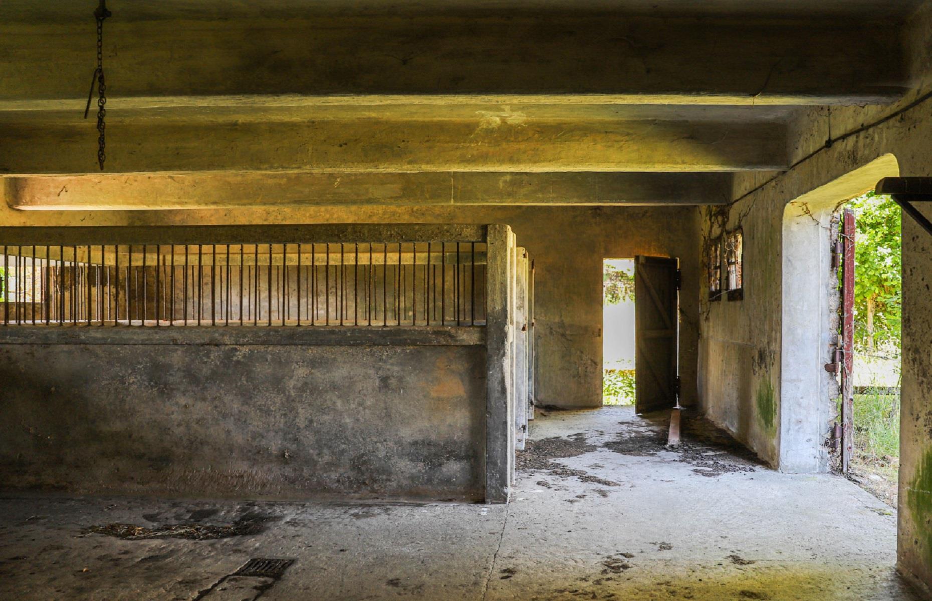 Livestock barn, Haute-Vienne, France: £159,980 ($192k)