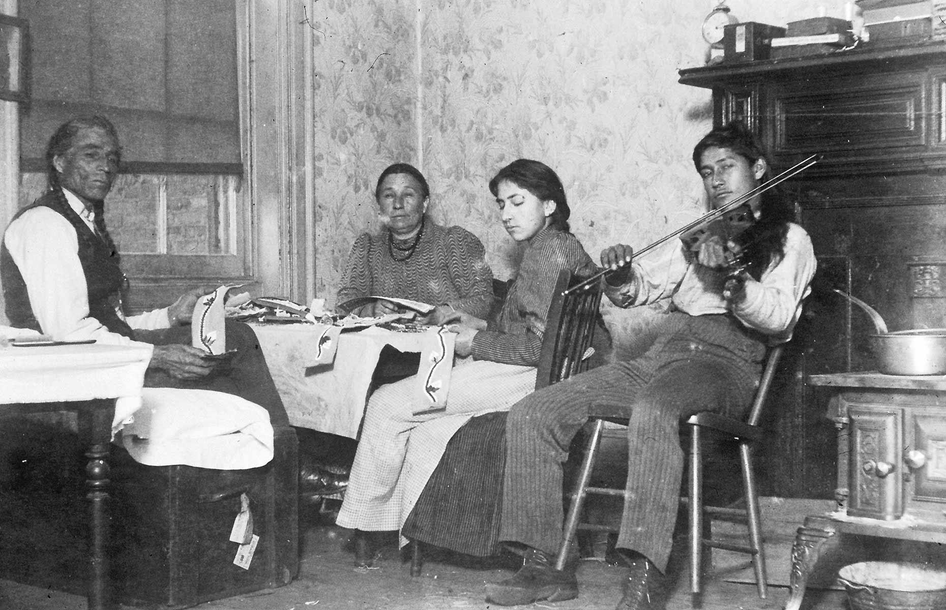 1895: Pueblos nativos americanos desplazados