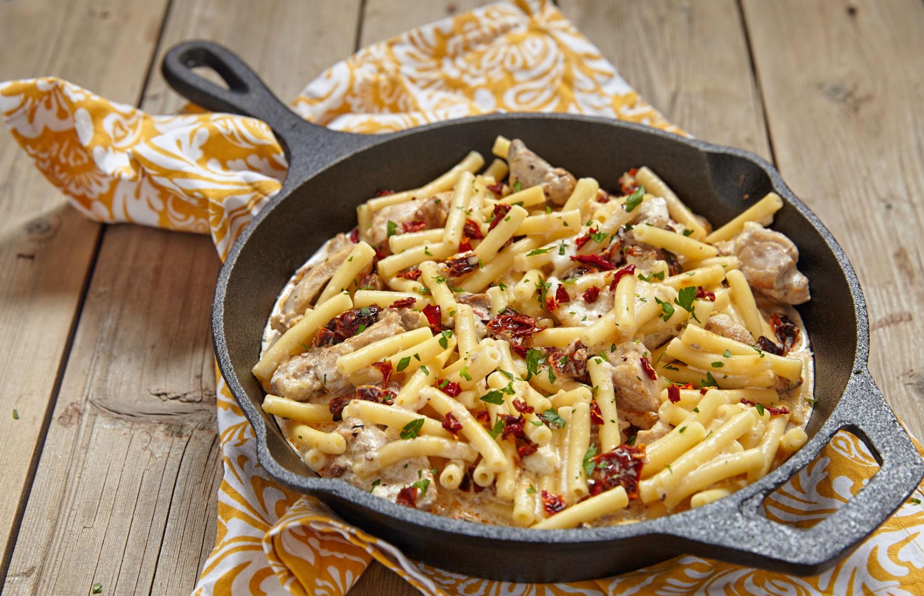 Пенне с цыпленком. Пенне с курицей в сливочном соусе. Пенне с куриной грудкой. Пенне с песто и курицей.