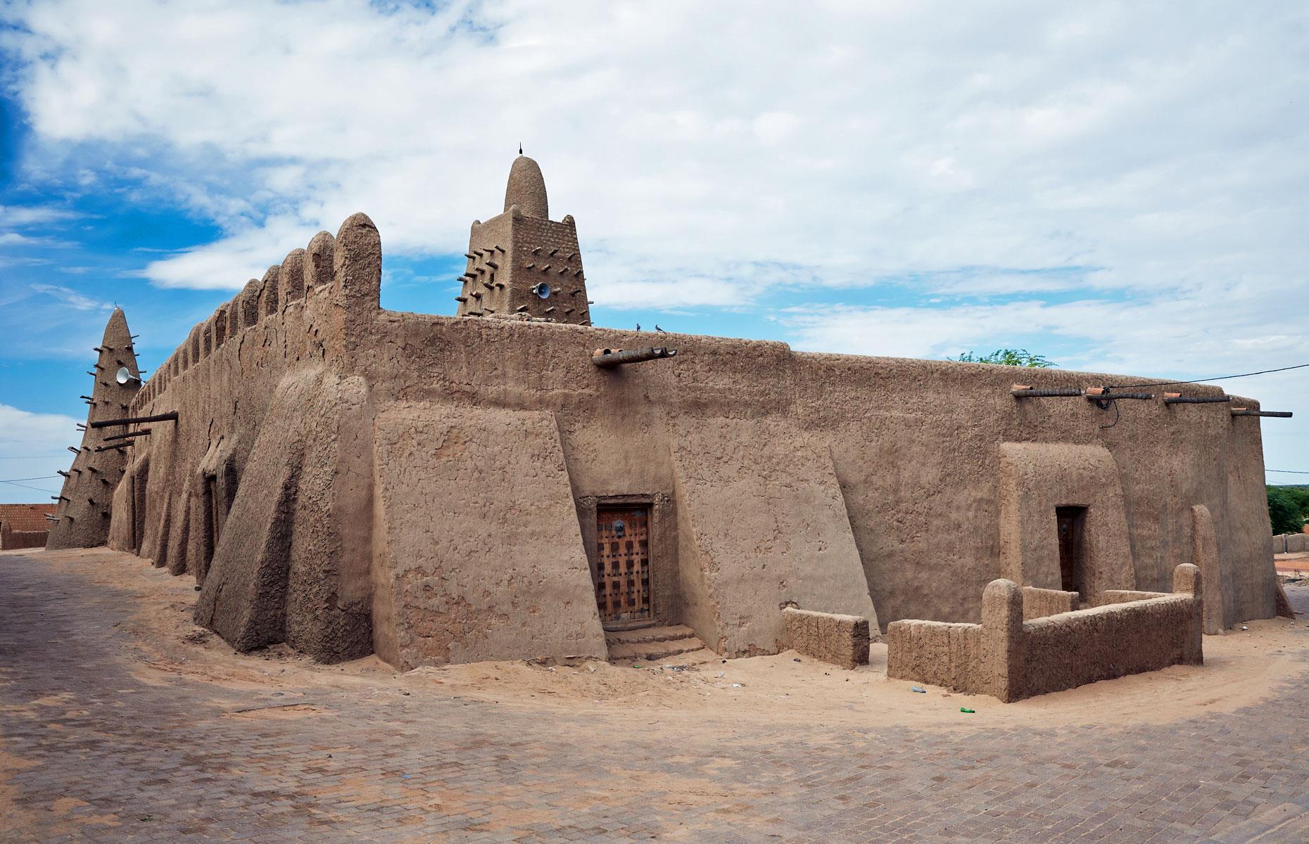 Mansa Musa takes over Gao and Timbuktu