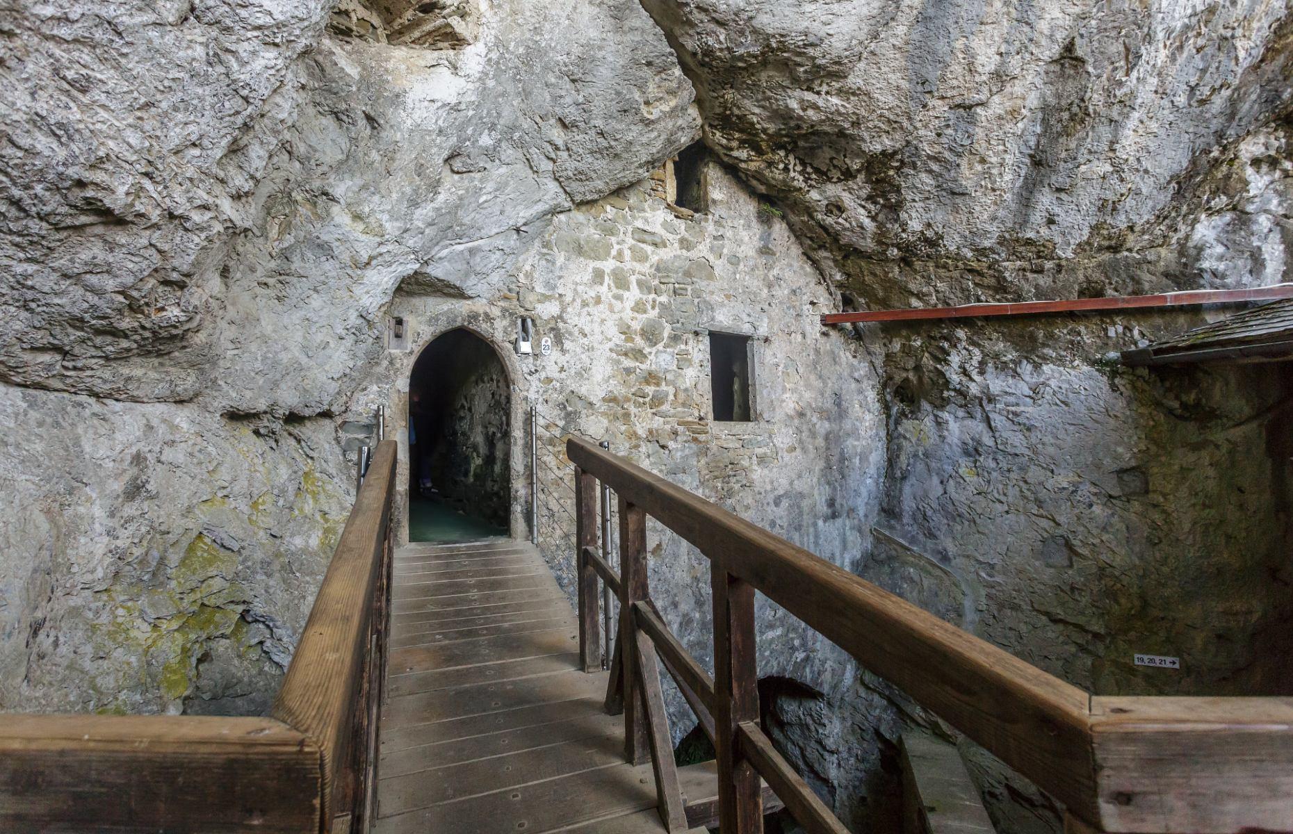 Túnel secreto de abastecimiento en el Castillo de Predjama, Carniola Interior, Eslovenia 