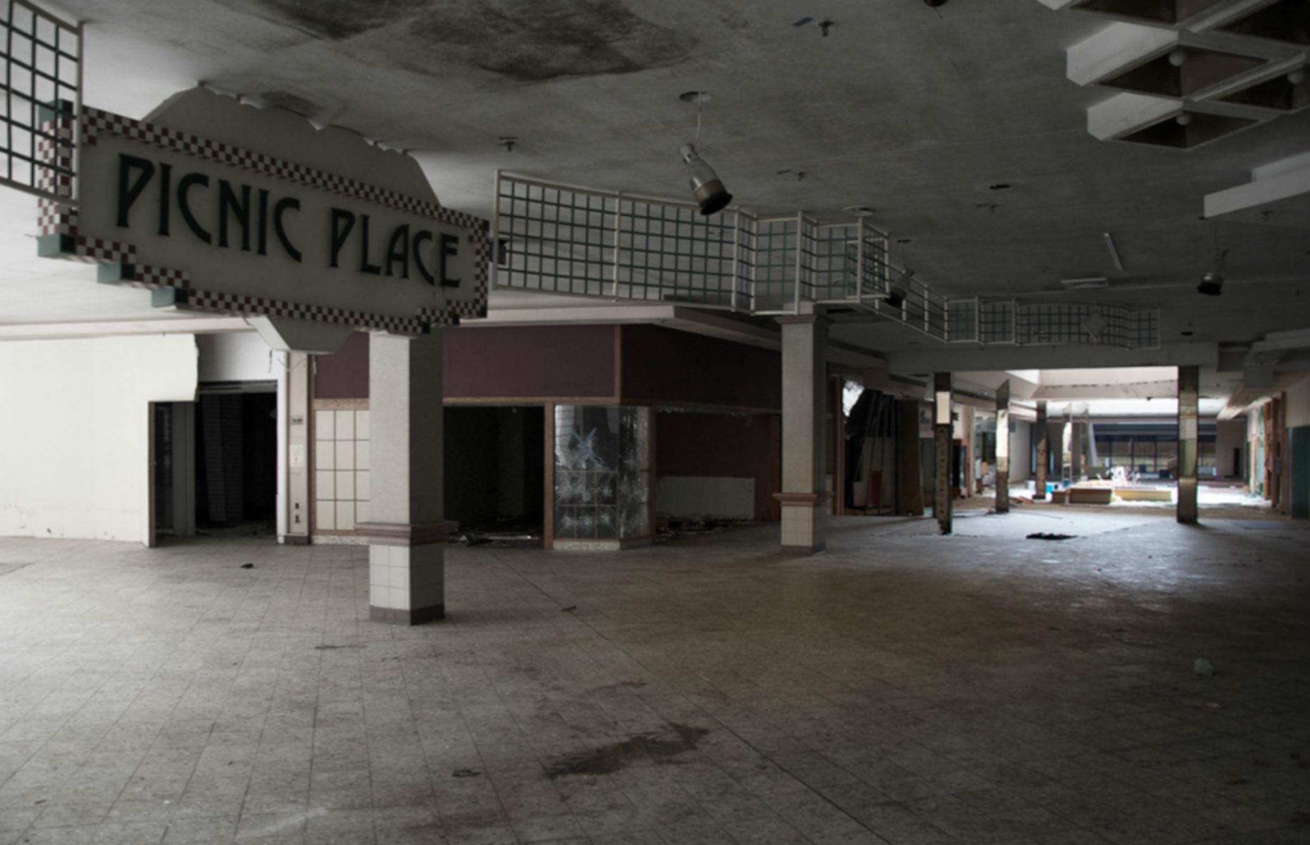 The death of the American mall. This was Friday night. In the 90s this  would've been packed : r/pics