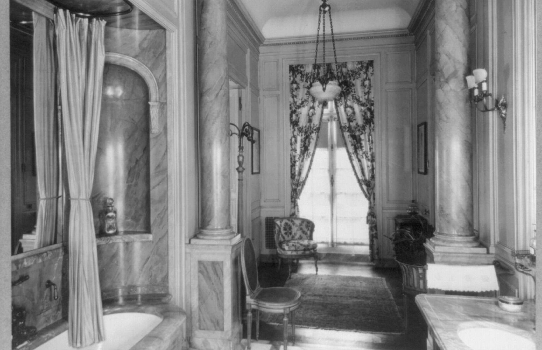 1922: Whitemarsh Hall's lavish bonus features