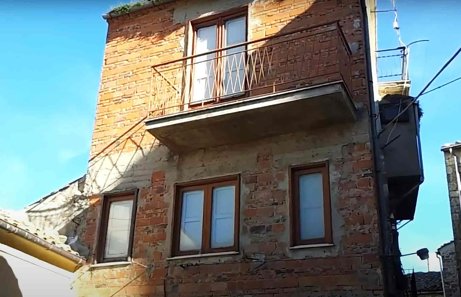 Man builds three-foot-wide house to block neighbour’s outlook