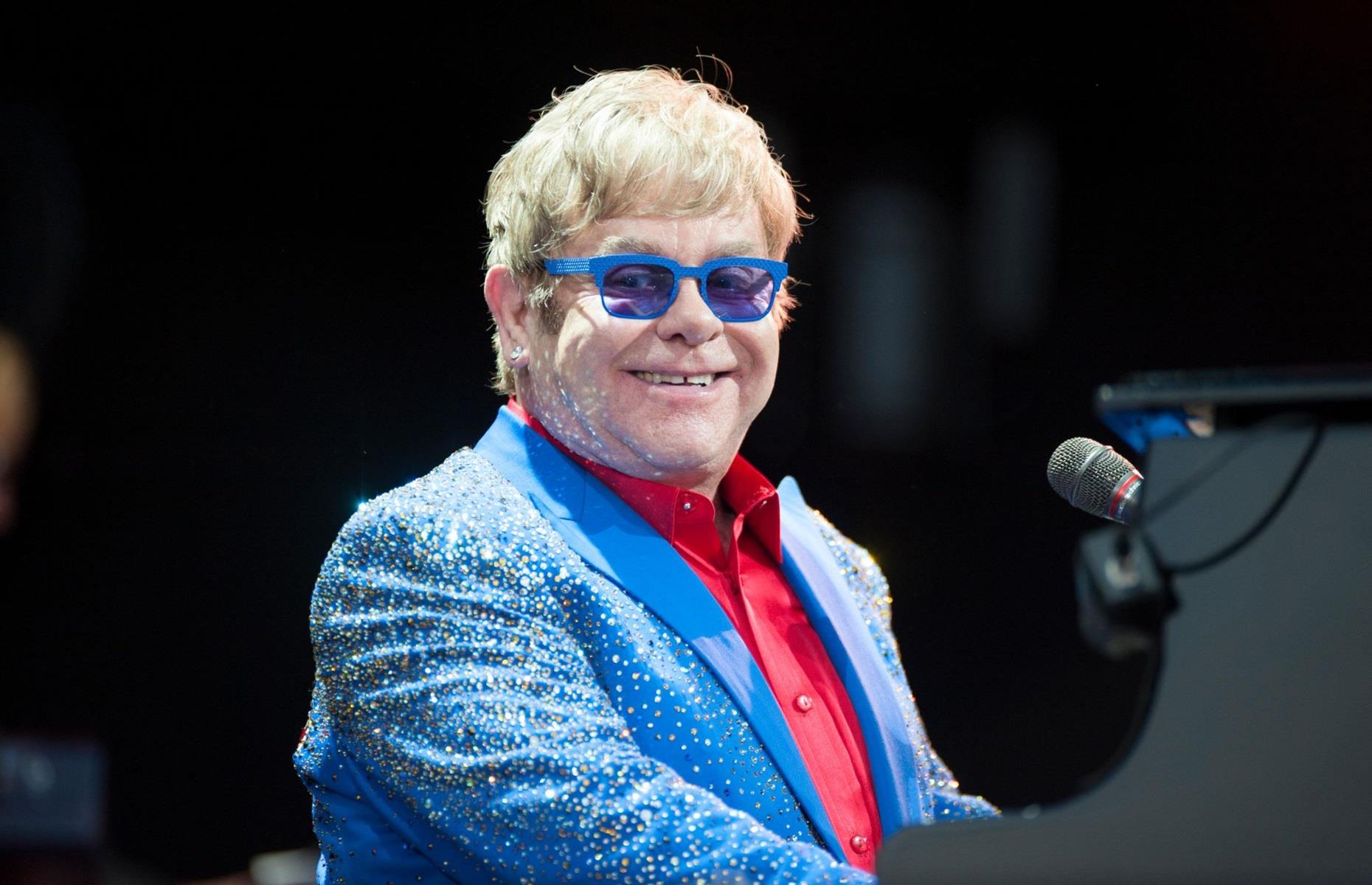 Comment Elton John dépense ses millions