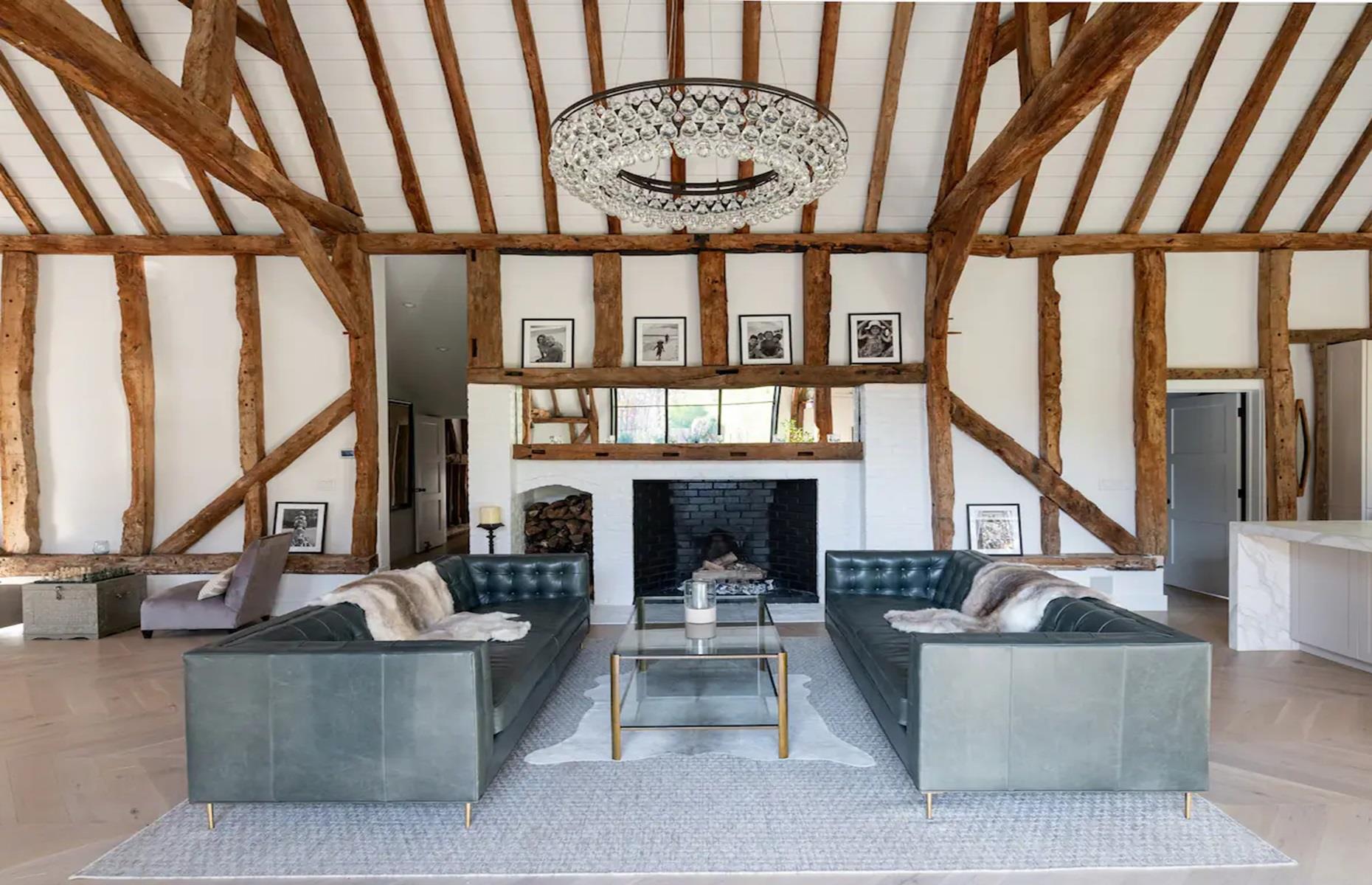 400-year-old English barn, New York, USA