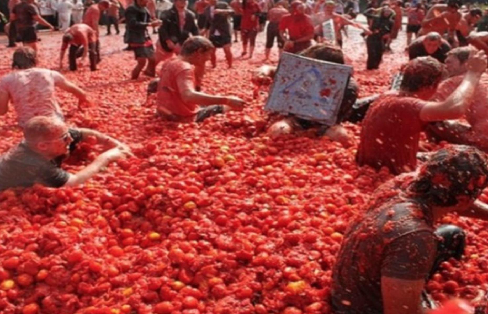 Месиво весело песня. Праздник Томатина в Испании. Битва томатов (la Tomatina) - Испания. Фестиваль ла Томатина Испания.