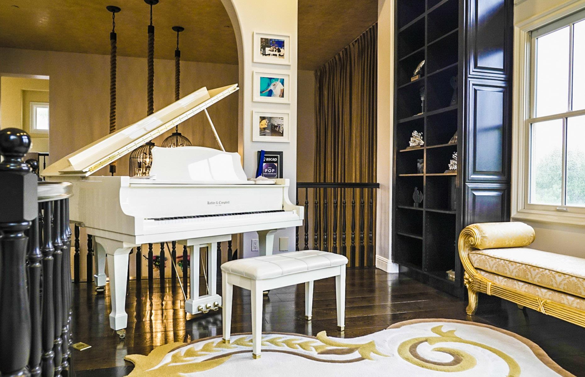 Selena Gomez's Calabasas mansion: tastefully decorated