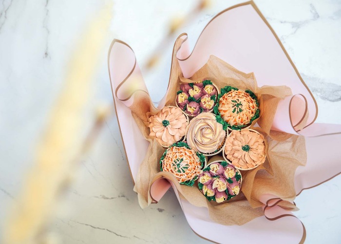 How to make a cupcake bouquet: beautiful homemade food gift idea