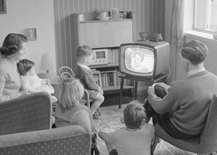 Fascinating vintage photos give a rare look into British home life in the 1950s