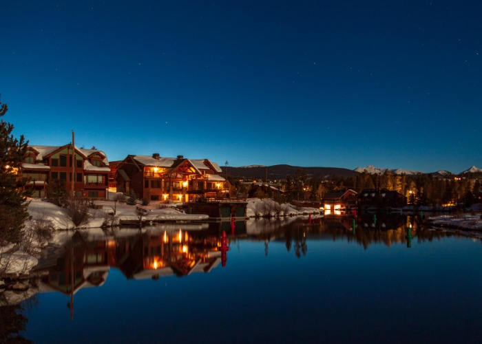 30 gorgeous American lakeside towns that stun travelers