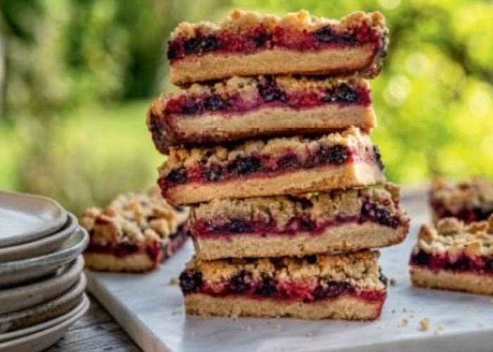 Vegan forest fruit crumble cookie bars recipe