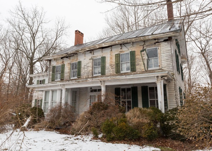 Step inside this abandoned old house untouched for 40 years ...