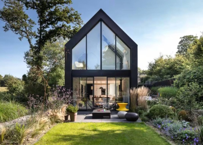 Discover 14 incredible black houses that are the ultimate real estate rebels