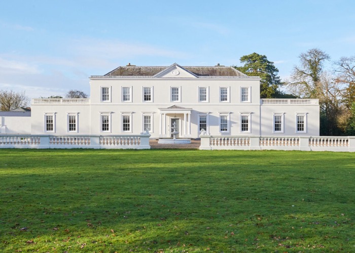 11 Stunning White Houses In America, Beyond