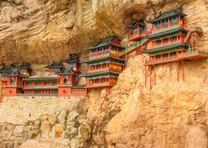35 vertigo-inducing homes perched precariously on cliffs
