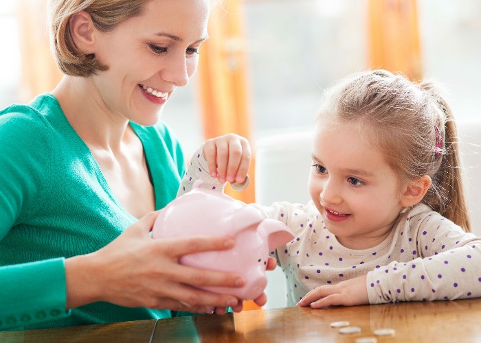 Teaching kids about money: should parents or teachers take responsibility? 