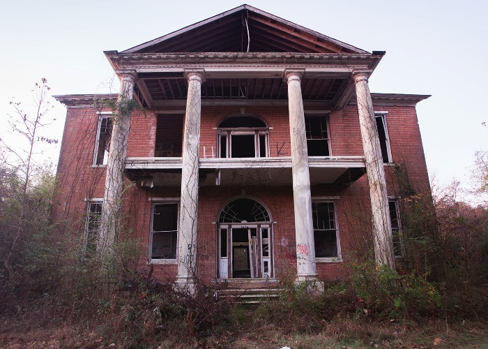 Tour Arlington, the mysterious abandoned mansion in Natchez