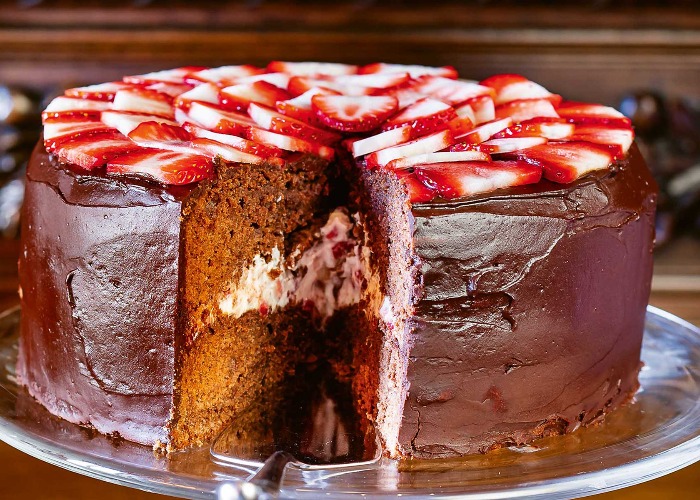 Chocolate cake with strawberries and cream recipe